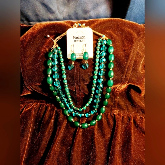 Stunning Brand New Green layer necklace set with matching earrings 😍🥳 - Picture 2 of 6